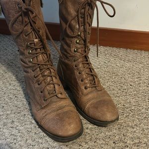 Steve Madden medium height rear zip leather boots.